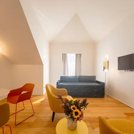 Serviced - Estrela Apartment